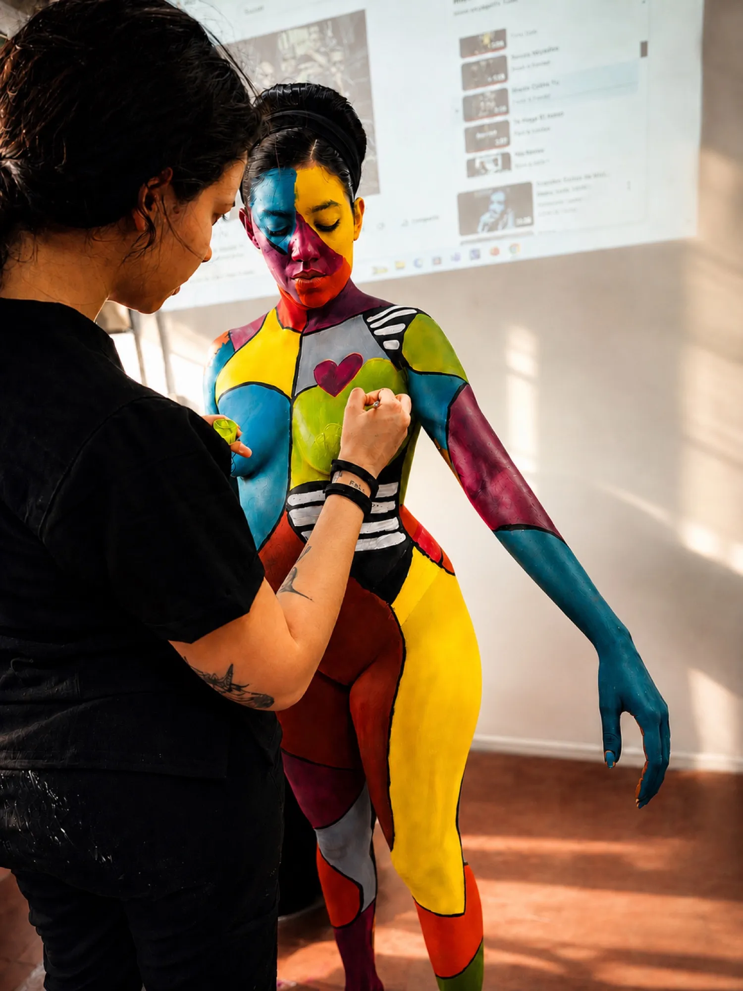 Sara pintando un body painting